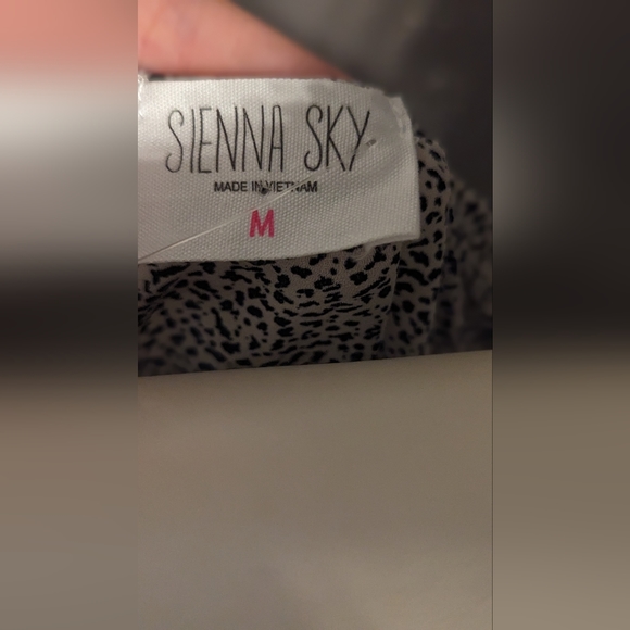 The neck sienna sky new w tags med tank print black & white sexy flowy - Picture 2 of 8